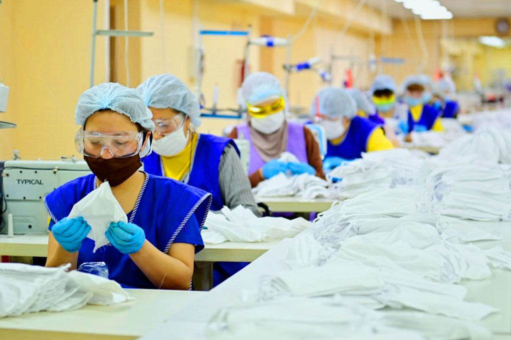 Актюбинская фабрика сошьет более 200 тысяч многоразовых масок