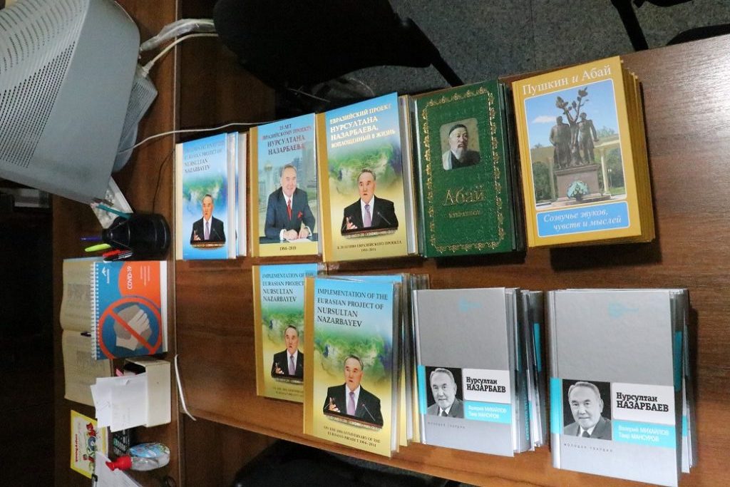 Коллекции городских и школьных библиотек Темиртау пополнила компания «АрселорМиттал Темиртау»