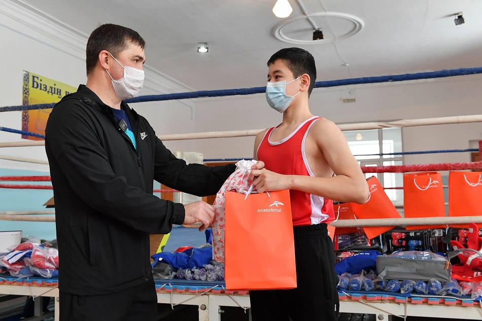 «АрселорМиттал Темиртау» подарил спортинвентарь абайской школе бокса