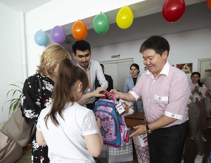 Более 450 рюкзаков собрали металлурги и горняки Казхрома для школьников «родных городов»