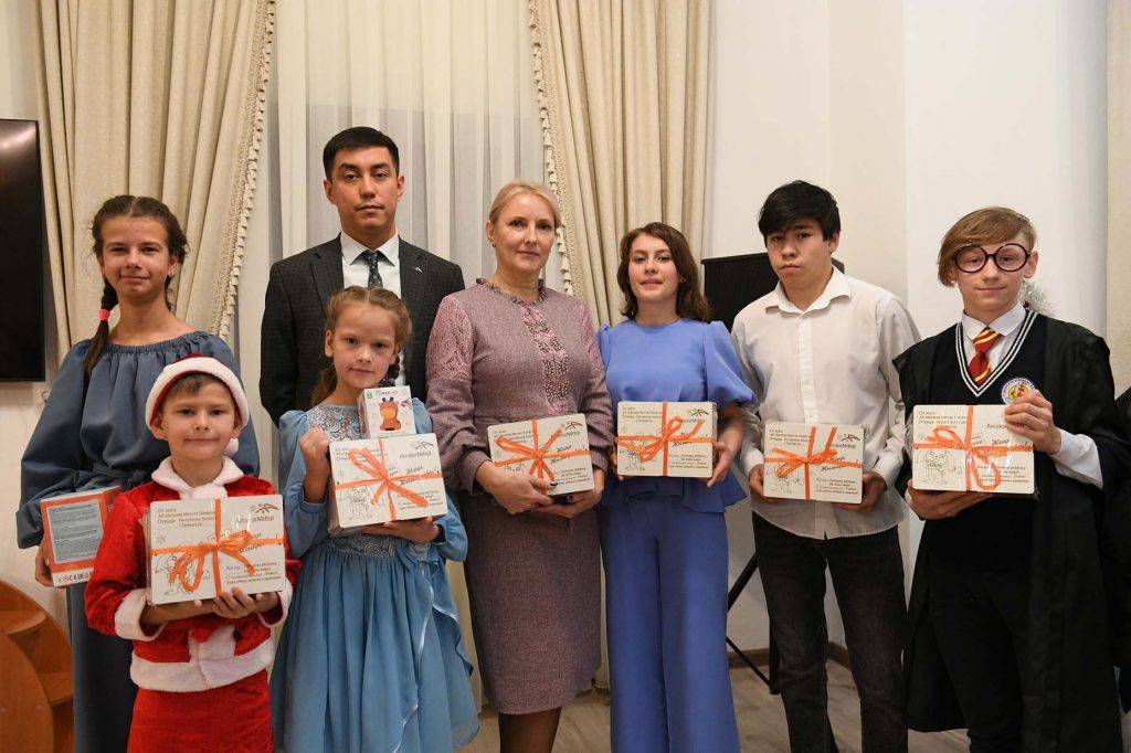 Новогодние подарки детям от металлургов