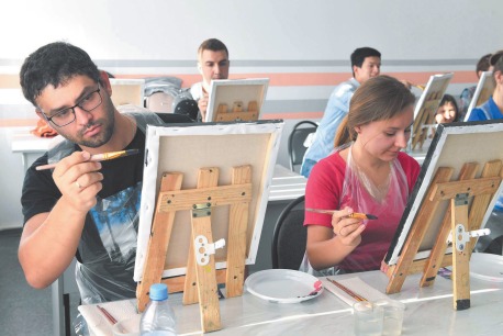 Отдых с кистью у мольберта