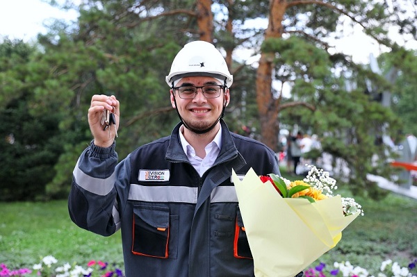 Ключи от квартир стали сюрпризом для казахстанских металлургов в профессиональный праздник