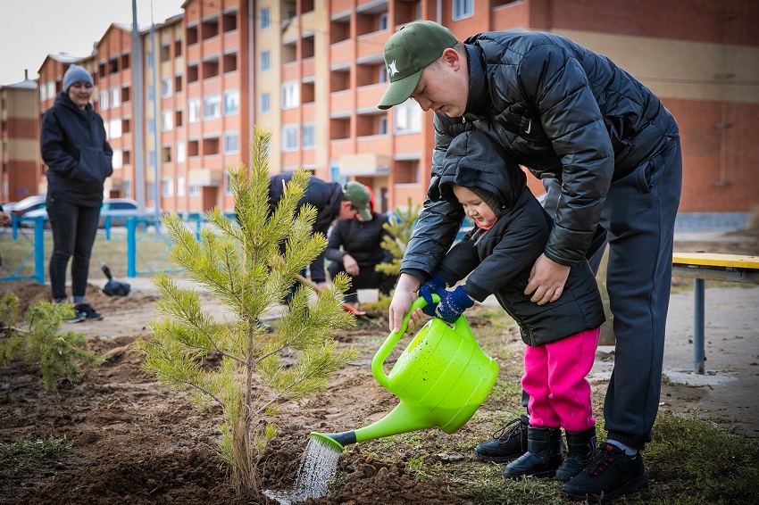 Металлурги Аксу вышли на осеннюю посадку деревьев